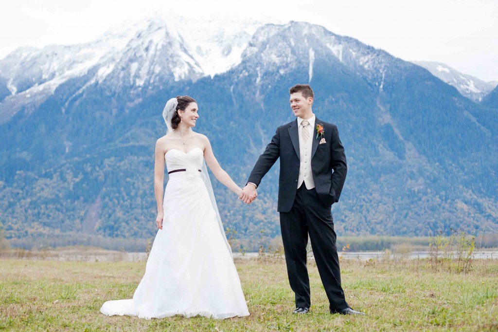 fraser river lodge, wedding, couple, wedding photographer, agassiz, view, mountain