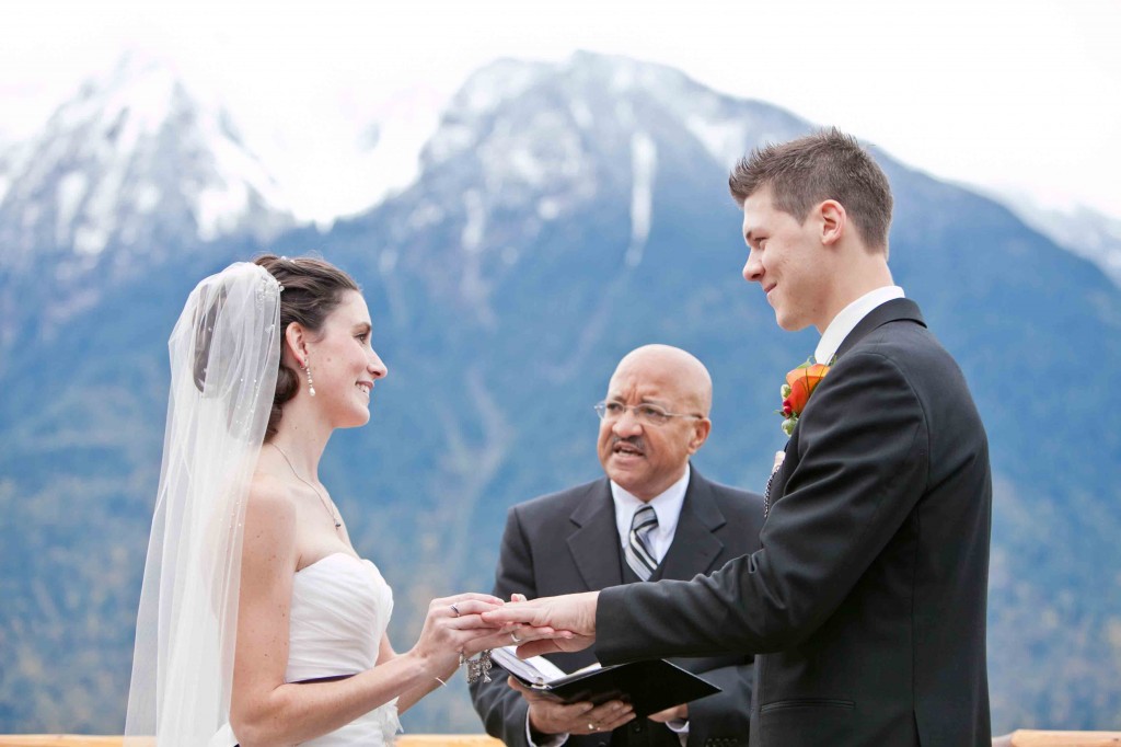 fraser river lodge, wedding, ceremony, photos, mountain, view, photography, wedding photographer, agassiz