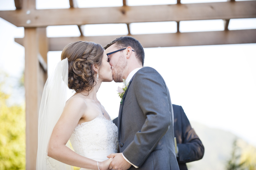 secret garden at woodbridge ponds, ceremony first kiss