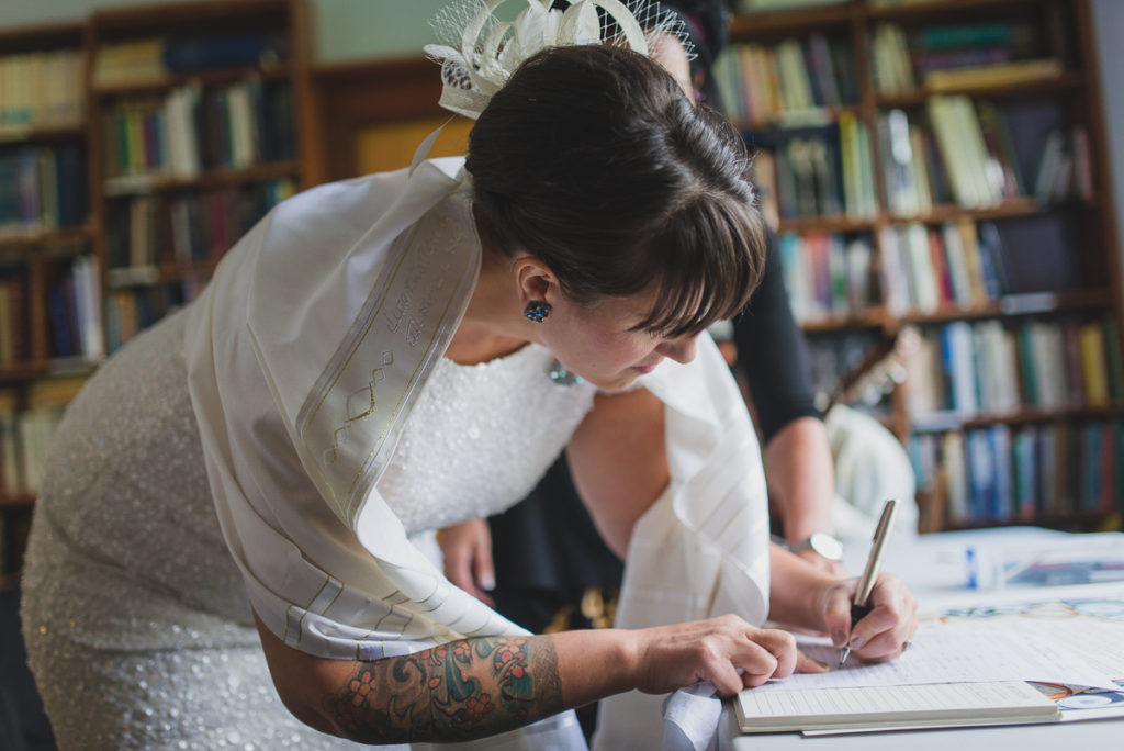 bride signing ketubah, jewish wedding vancouver, tattooed bride