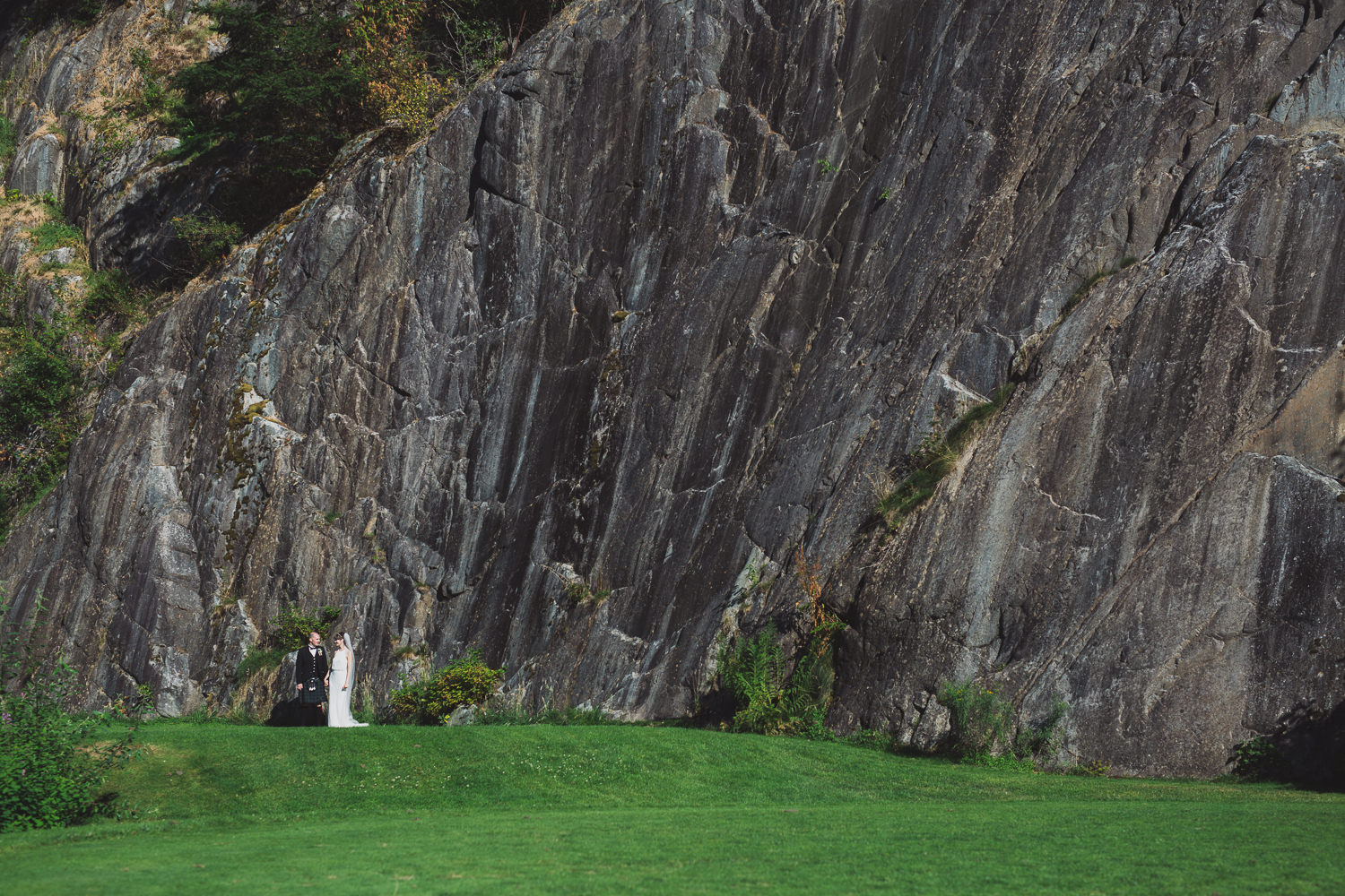 Couples portrait at rock wall at Furry Creek Squamish wedding