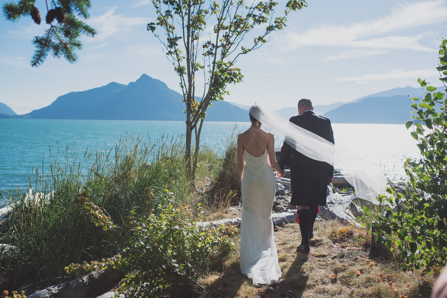 Wedding couple walking to the Ocean at Furry Creek Golf wedding