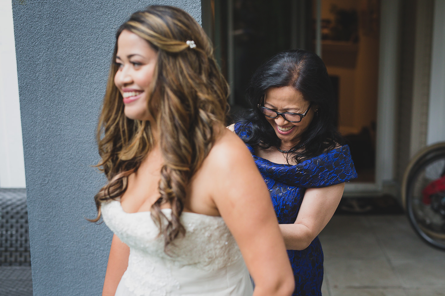 getting ready photos of mom helping bride get dressed at steveston wedding