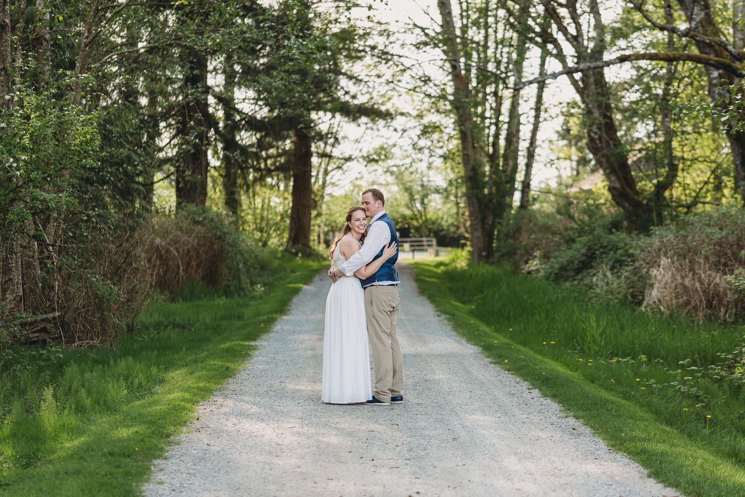 couple at campbell valley park elopement