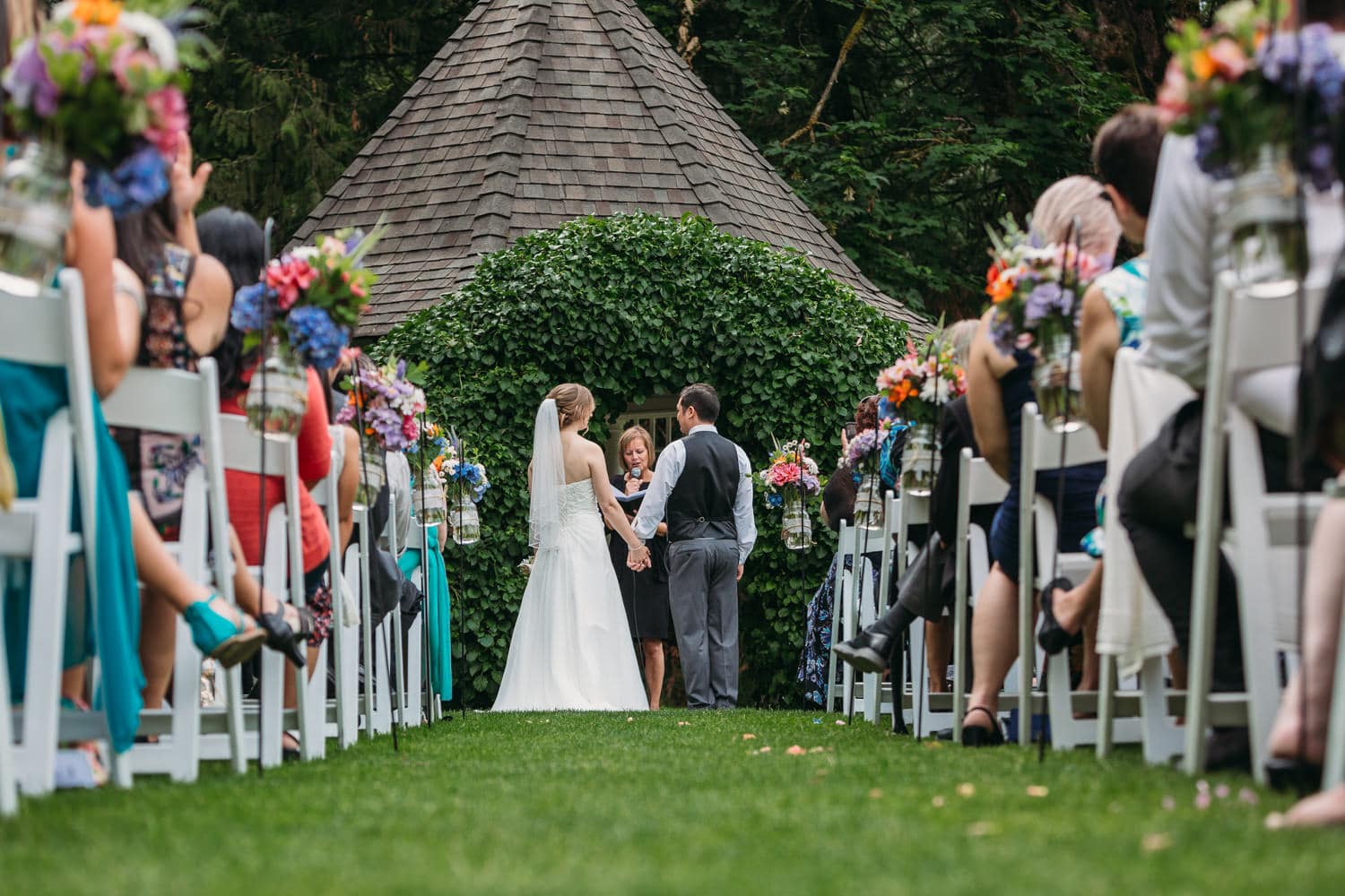 heronsbridge in abbotsford outdoor wedding ceremony with joanne knight