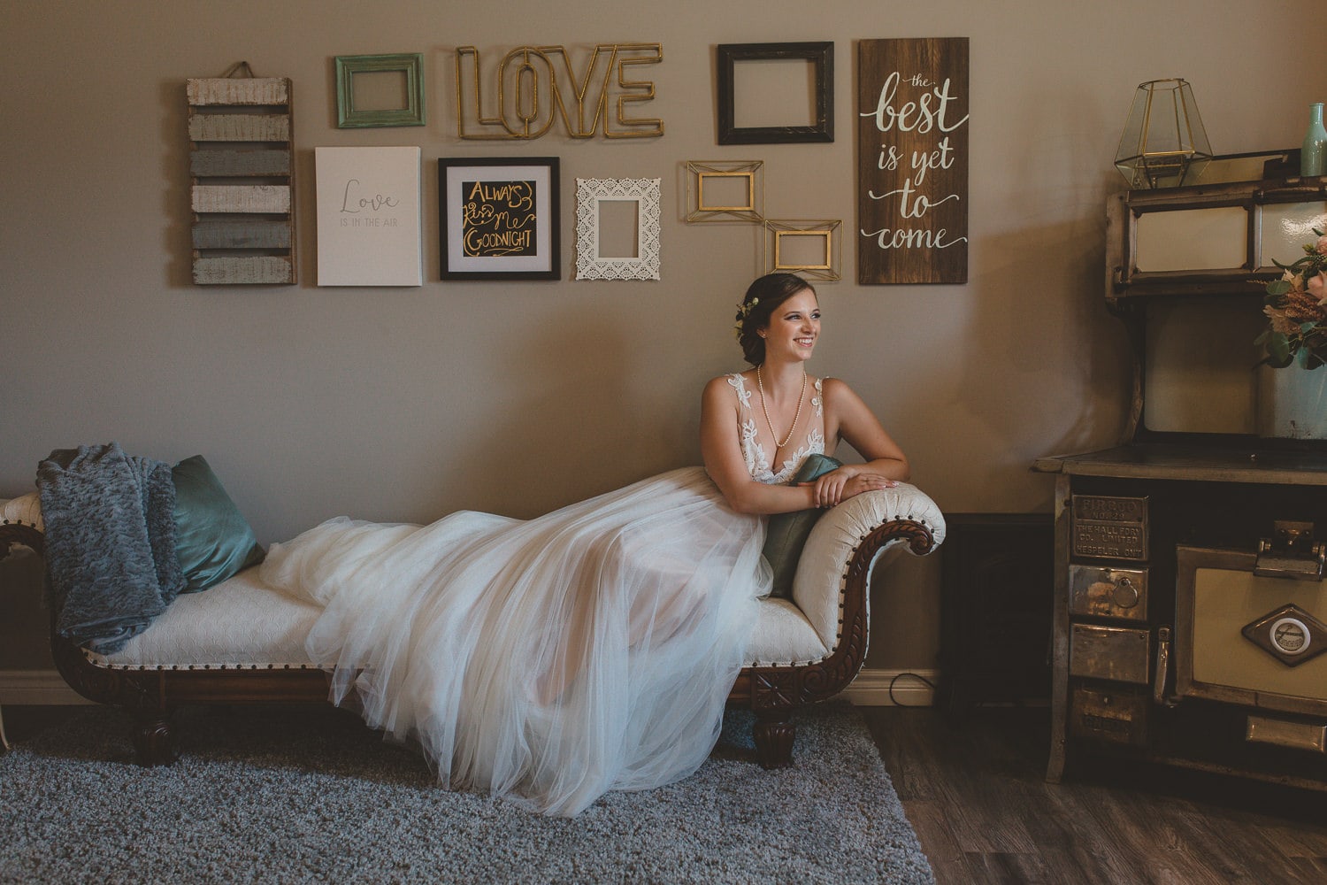 bride in bridal suite at hopcott farms