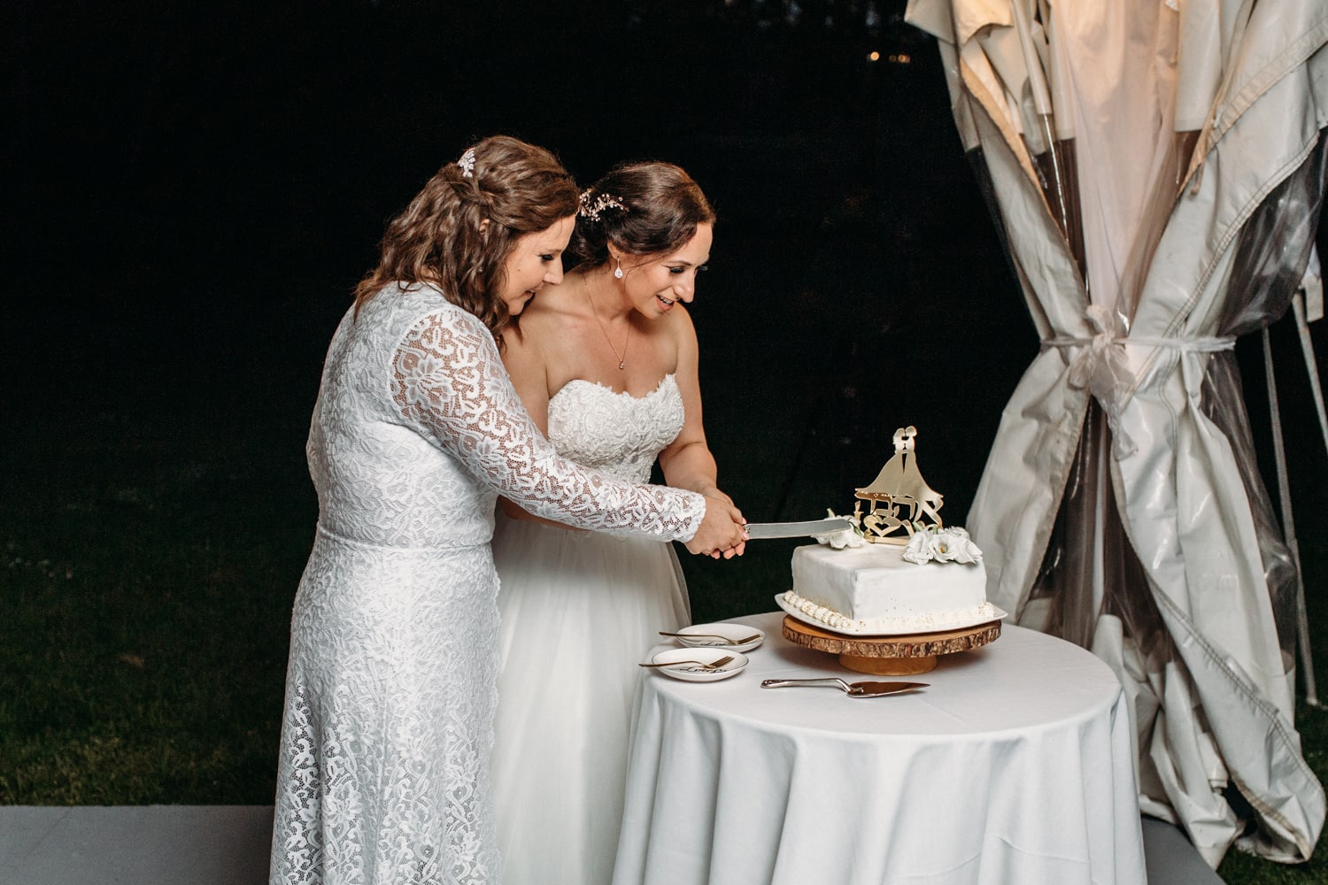 hebrew wedding cake topper at lgbtq jewish wedding
