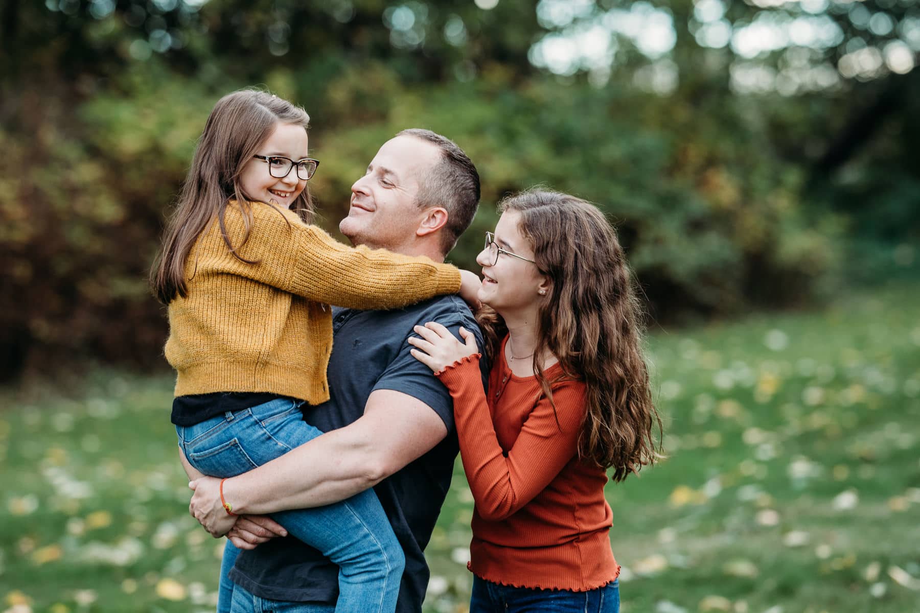 dad and daughters at fraser valley family photo shoot