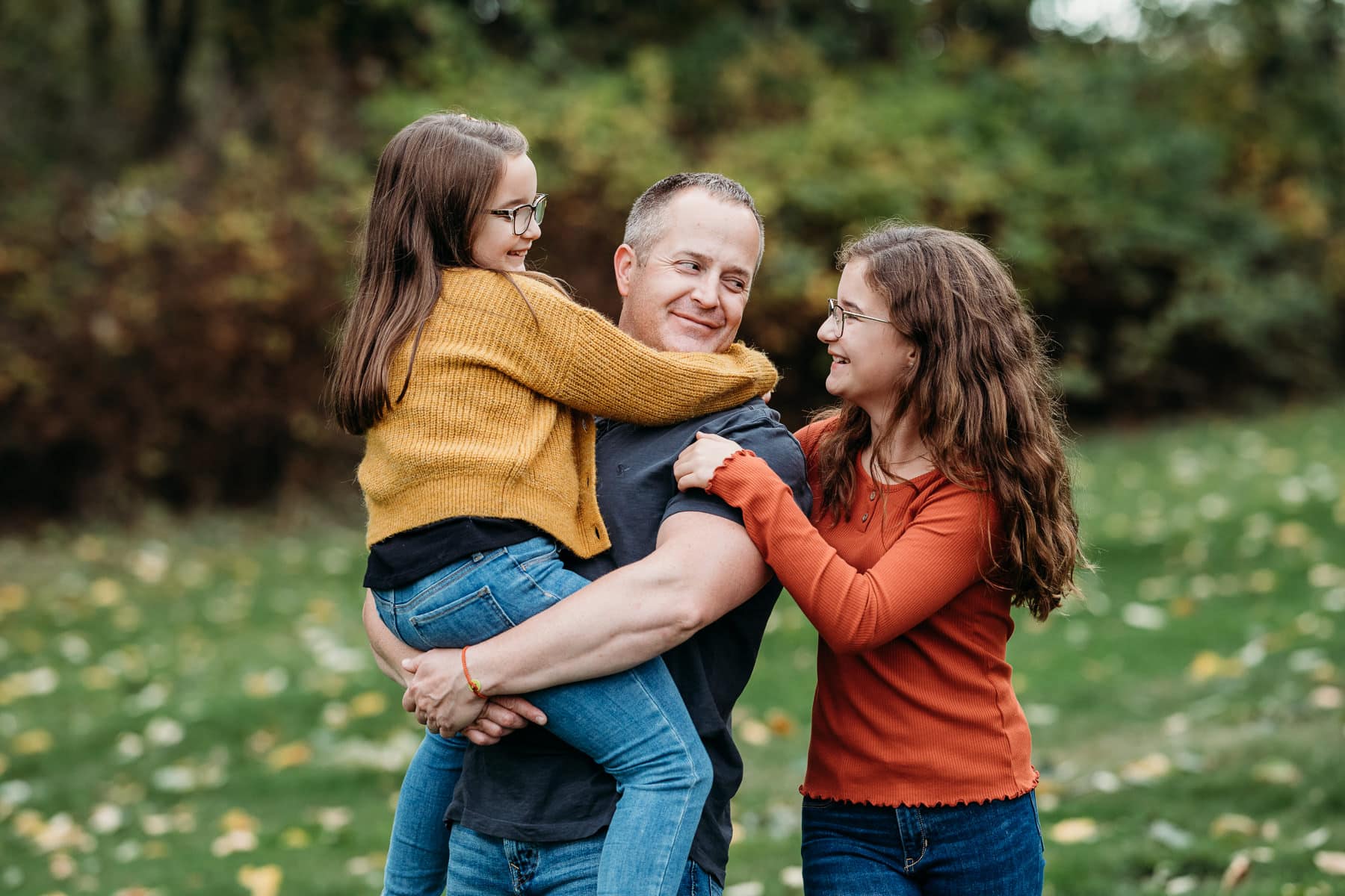 dad and daughters at fall family photo shoot fraser valley